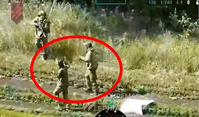 2025년 7월 8일 또는 9일, 우크라이나 전선에서 싸우던 러시아 병사(오른쪽 두명)들이 로봇과 드론으로만 구성된 우크라이나 순찰대에 항복한 뒤 우크라이나 병사에게 포로로 잡히는 모습. 우크라이나 제3독립돌격여단 제공