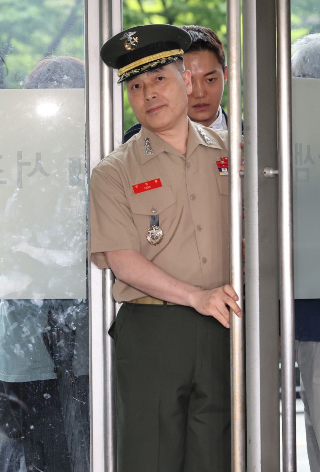 김건희 여사의 공천 개입 관련 의혹 등을 수사 중인 김건희 특검과 해병대 순직사건 외압 의혹을 수사하는 채해병 특검이 16일 관련 의혹을 폭로한 강혜경 전 미래한국연구소 부소장과 박정훈 해병대 수사단장(대령)을 각각 소환 조사했다. 사진은 이날 서울 서초구 채해병 특검 사무실로 들어오고 있는 박 대령. 연합뉴스