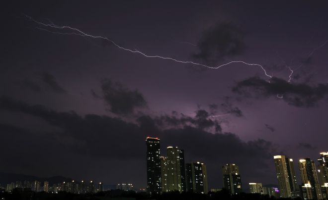 번개 치는 세종시 하늘 - 강풍을 동반한 폭우가 쏟아진 지난 16일 밤 세종시 밤하늘에 번개가 치고 있다. 2025.07.17. 뉴시스