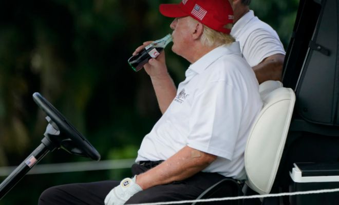 코카콜라를 마시는 도널드 트럼프 미국 대통령 자료사진