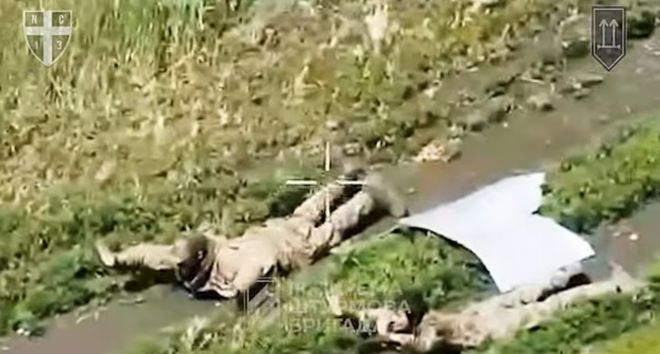 2025년 7월 8일 또는 9일, 우크라이나 전선에서 싸우던 러시아 병사들이 로봇과 드론으로만 구성된 우크라이나 순찰대에 항복하는 모습. 우크라이나 제3독립돌격여단 제공