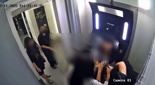 지난 11일(현지시간) 오후 9시쯤 베트남 하노이 미딩 소재 즉석사진관에서 한국인 여성 2명과 현지 여성 2명 사이에 벌어진 몸싸움이 담긴 폐쇄회로(CC)TV 영상 캡처 화면. SNS 캡처