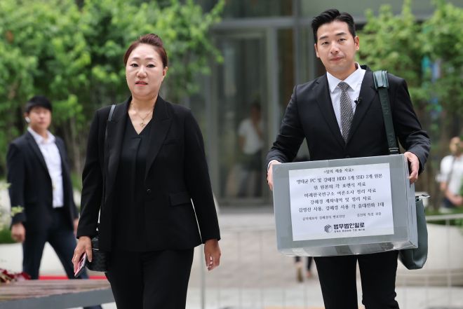 김건희 여사의 공천 개입 관련 의혹 등을 수사 중인 김건희 특검과 해병대 순직사건 외압 의혹을 수사하는 채해병 특검이 16일 관련 의혹을 폭로한 강혜경 전 미래한국연구소 부소장과 박정훈 해병대 수사단장(대령)을 각각 소환 조사했다. 사진은 이날 서울 종로구 KT광화문빌딩 김건희 특검 사무실에 출석하고 있는 강 전 부소장. 뉴스1