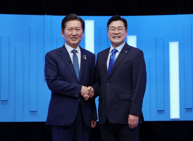 정청래(왼쪽)·박찬대 더불어민주당 당대표 후보가 지난 16일 서울 양천구 목동 SBS에서 열린 TV토론회에 앞서 기념촬영을 하고 있다. 2025.07.16. 뉴시스