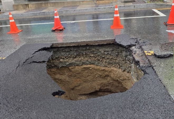 충남 천안시 쌍용동 일원에 3m 크기의 땅거짐이 생겼다. 독자제공
