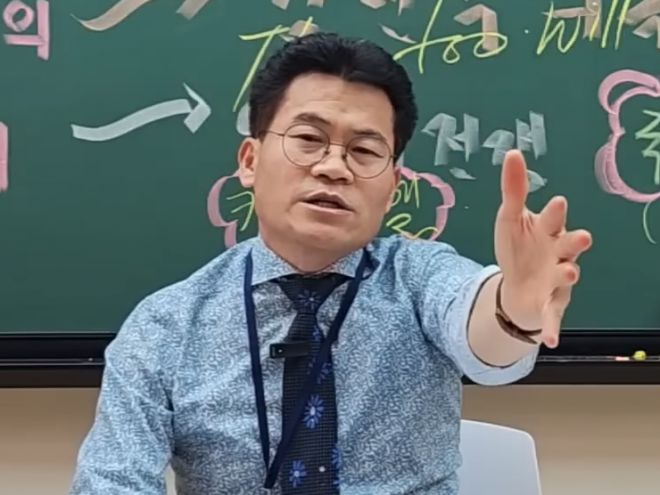 한국사 스타강사 출신 전한길씨가 지난 16일 올린 영상에서 “부정선거에 대해서 법적으로 확실한 결정적인 증거를 가져오면 10억원을 걸겠다”고 말하고 있다. 유튜브 채널 ‘전한길뉴스’ 캡처