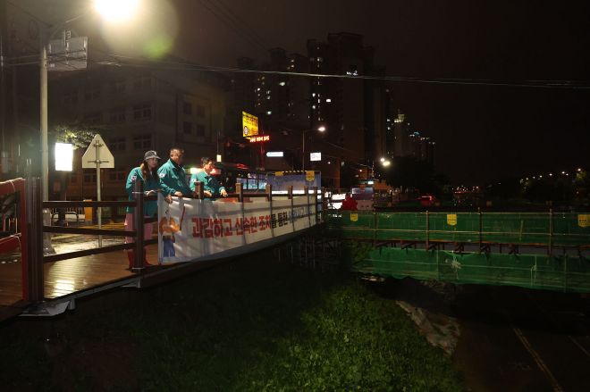 광명시의회(의장 이지석)가 지난 16일 호우주의보 발효에 따라 재해취약지역과 주요 시설물에 대한 현장 점검을 실시했다. 광명시의회 제공