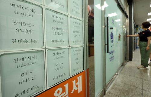 13일 서울 마포구 한 부동산중개업소에 붙은 전세·매매 안내문. 2025.7.13 연합뉴스