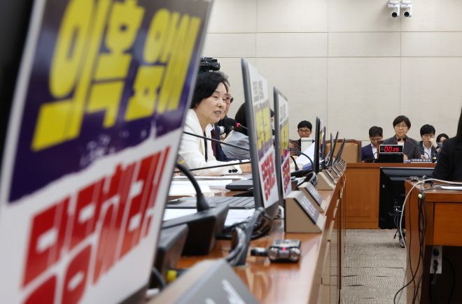 의원 질의 경청하는 정은경 복지부 장관 후보자 - 정은경 보건복지부 장관 후보자(오른쪽)가 18일 국회 보건복지위원회에서 열린 인사청문회에서 의원 질의를 경청하고 있다. 연합뉴스