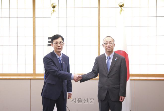 박윤주(왼쪽) 외교부 제1차관이 18일 일본 도쿄에서 열린 한일 외교차관회담에서 후나코시 다케히로 일본 외무성 사무차관과 기념 촬영하고 있다. 2025.7.18 외교부 제공
