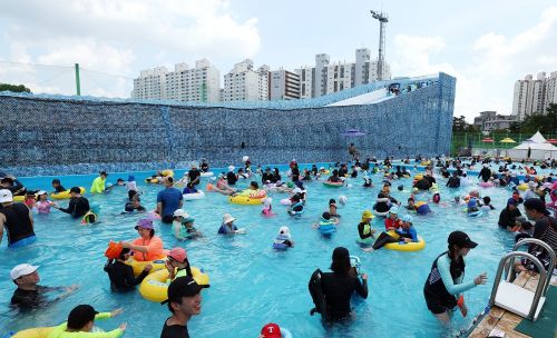 지난해 서울 노원구의 노원 워터파크에서 물놀이를 즐기고 있는 시민들.   노원구 제공