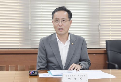 이형일 기획재정부 장관 직무대행 1차관이 18일 서울 종로구 정부서울청사에서 ‘제4차 대외경제전략 전문위원회’를 주재하고 있다. 2025.7.18 기획재정부 제공