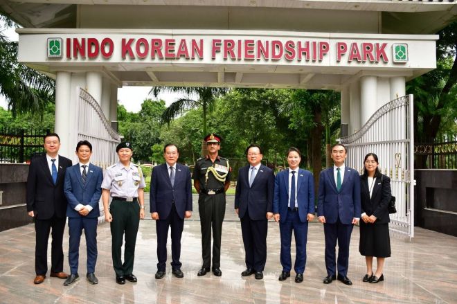김부겸 전 국무총리를 단장으로 하는 대통령 인도 특사단이 17일(현지시간)  오전 한-인도 우호공원을 방문해 기념 촬영을 하고 있다. 특사단은 이날 인도군 한국전 참전 기념비에 참배하고, 외교부 페리아사미 쿠마란 아태차관과 오찬 면담을 가졌다. 외교부 제공