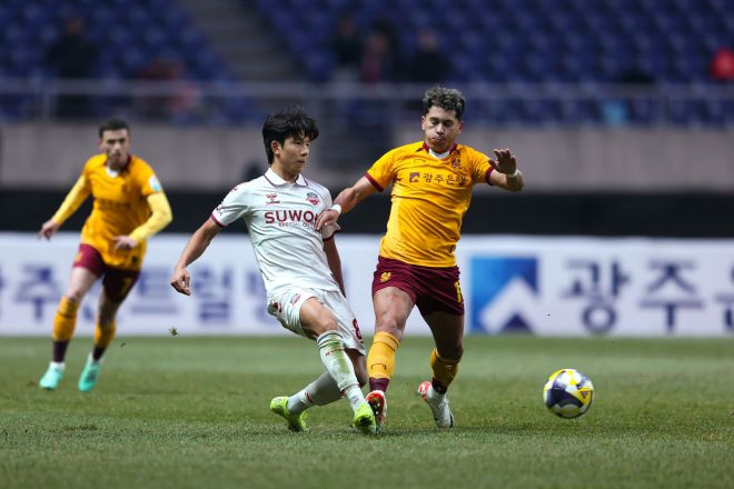 광주FC 와 수원FC 경기에서 노경호(왼쪽)와 헤이스가 공을 다투고 있다. 한국프로축구연맹 제공