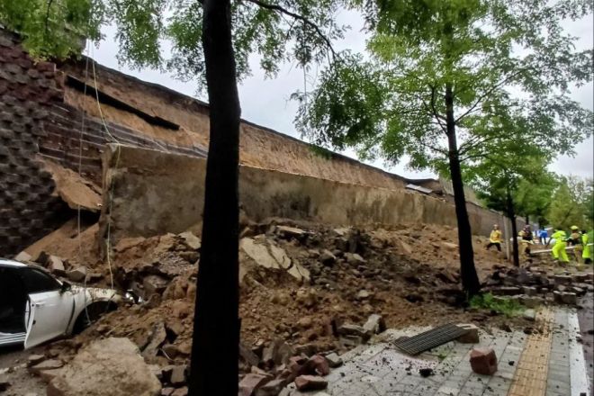 16일 오후 7시 4분쯤 경기 오산시 가장교차로 고가도로의 옹벽이 무너지며 차량들을 덮치는 사고가 발생해 40대 승용차 운전자가 숨졌다.  경기도소방재난본부 제공