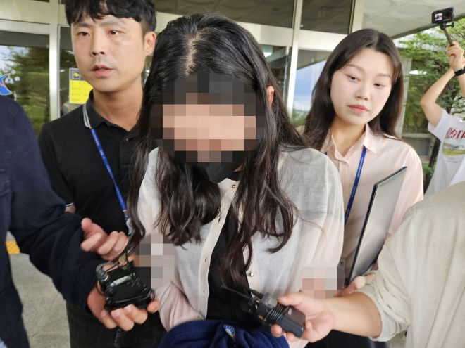 시험기간 중 학교에 무단 침입한 혐의(건조물 침입 등)로 구속 영장이 청구된 전직 기간제 교사 C(30대)씨가 14일 대구지법 안동지원에서 구속 전 피의자 심문(영장실질심사)을 받은 후 이동하고 있다. 2025.7.14 연합뉴스