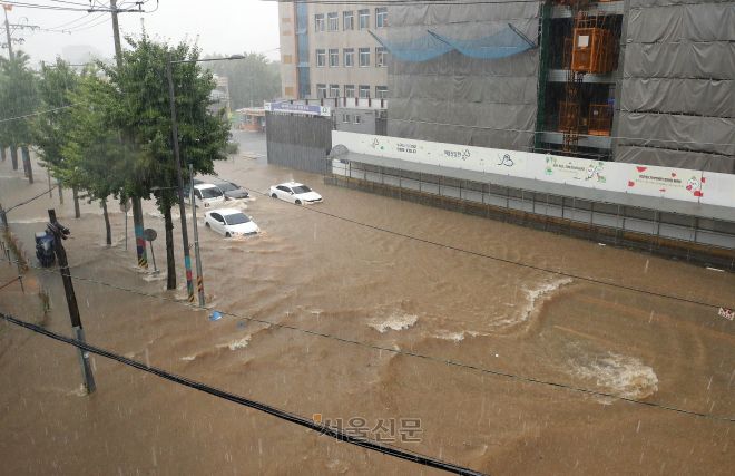 집중호우가 내린 17일 광주 북구청 사거리 일대가 하수관이 범람하면서 도로가 침수됐다. 2025.7.17 광주 북구 제공