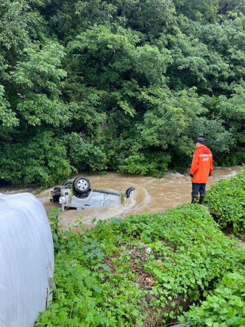 경남 밀양시 청도면에서 급류에 휩쓸린 차량에 전도돼 있다. 2025.7.19. 경남소방본부 제공