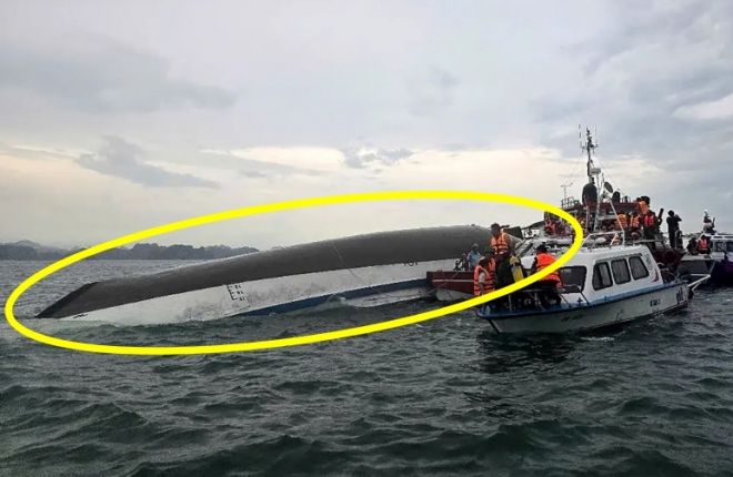 2025년 7월 19일 베트남 북부 하롱베이에서 유람선이 전복하는 사고가 발생했다. 이튿날 구조대가 현장을 수색하는 모습. AFP 연합뉴스