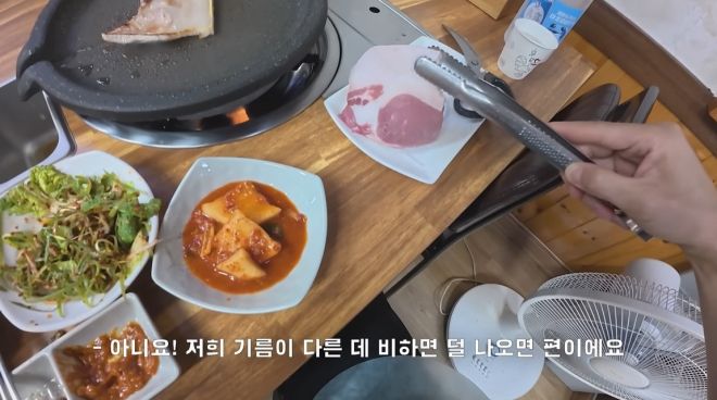 한 여행 유튜버가 최근 울릉도 여행에서 간 고깃집에서 1인분(120g) 1만 5000원짜리 삼겹살을 시켰다가 살코기보다 비계가 눈에 띄게 많은 고기를 받아 ‘바가지 논란’이 일고 있다. 유튜브 채널 ‘꾸준’ 캡처