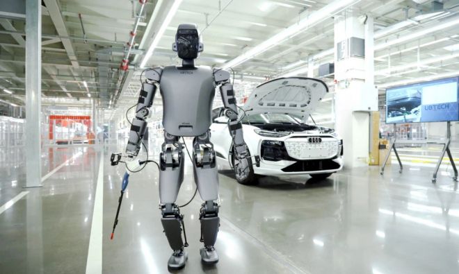 유비테크에서 출시한 휴머노이드 로봇 워커S1.