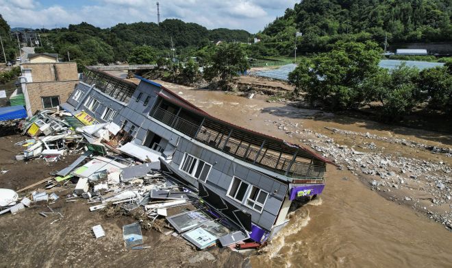 20일 경기 가평 한 편의점 건물이 폭우에 휩쓸려 붕괴돼 있다. 이날 가평 일대에서는 밤사이 내린 폭우로 산사태와 범람 등이 발생해 2명이 사망하는 등 각종 인명 피해가 속출했다. 이날 가평의 누적 강수량은 오전 9시 30분 기준 197.5mm였다. 2025.7.20 이지훈 기자