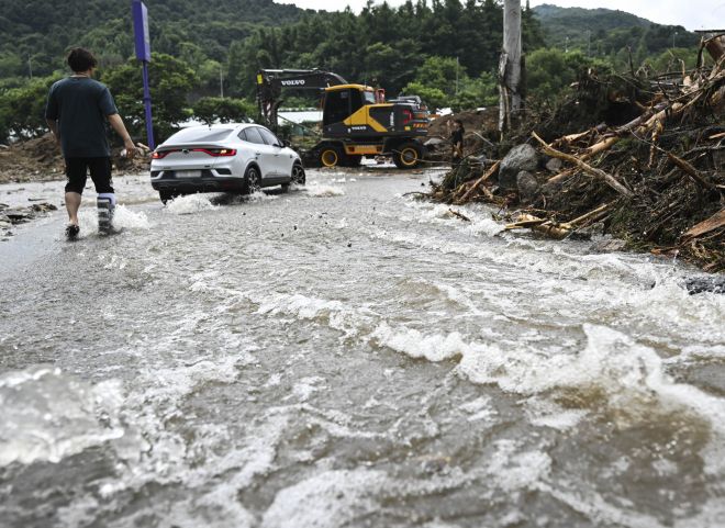 20일 폭우로 산사태가 발생한 경기 가평 한 도로에서 인근 하천이 범람하고 있다. 이날 가평 일대에서는 밤사이 내린 폭우로 산사태와 범람 등이 발생해 2명이 사망하는 등 각종 인명 피해가 속출했다. 이날 가평의 누적 강수량은 오전 9시 30분 기준 197.5mm였다. 2025.7.20 이지훈 기자