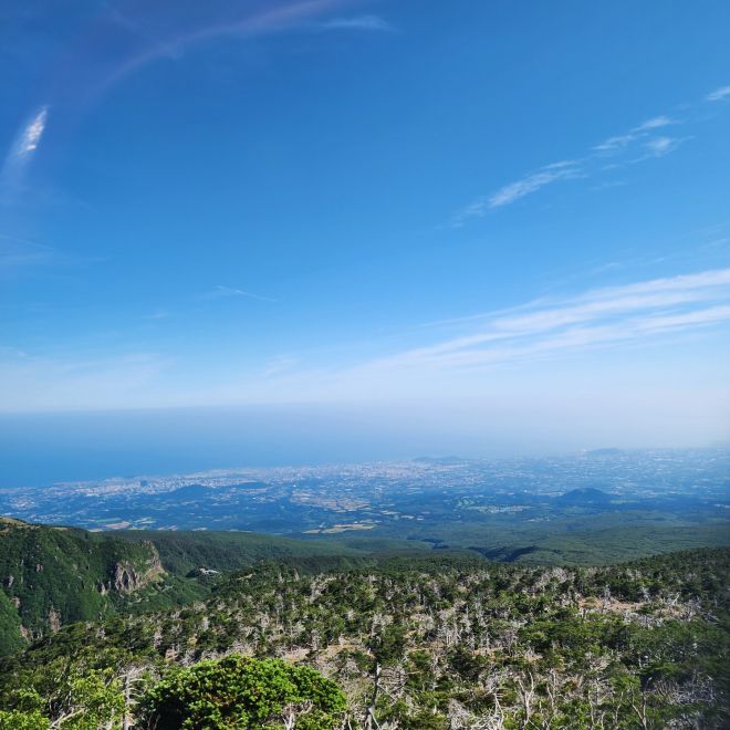 한라산에서 바라보는 제주 시내 풍경