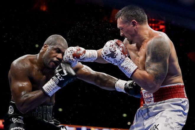 올렉산드르 우식(오른쪽)이 20일(한국시간) 영국 런던 웸블리 스타디움에서 열린 복싱 4대 기구 헤비급 통합 타이틀전에서 대니얼 뒤부아에 공격을 퍼붓고 있다. 런던 EPA 연합뉴스