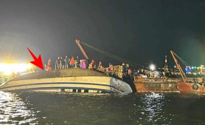 2025년 7월 19일 베트남 북부 하롱베이에서 유람선이 전복하는 사고가 발생했다. 구조대가 현장을 수색하는 모습. 게티 이미지 / 멀티비츠