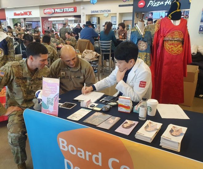지난해 경기도 평택 미군기지에서 열린 의료관광 홍보행사에서 미군들이 상담을 받고 있다. 강남구 제공
