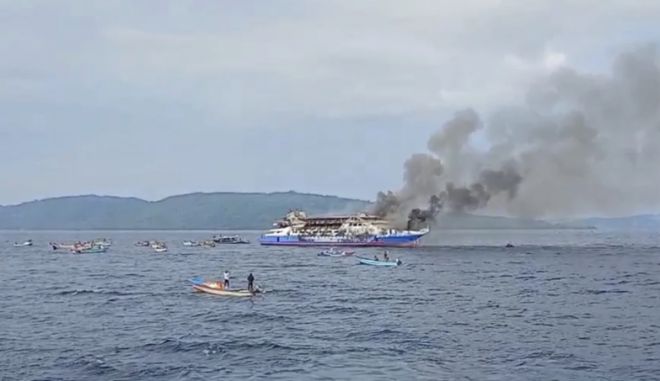 인도네시아 현지시간으로 20일 오후 2시쯤 북부 술라웨시주(州) 탈라웃제도에서 약 600명을 태우고 술라웨시섬 마나도로 향하던 여객선에서 화재가 발생했다. AP 연합뉴스