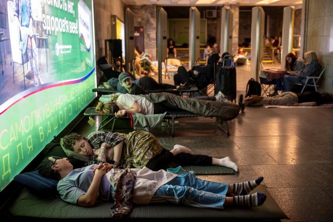 21일(현지시간) 우크라이나 수도 키이우 시민들이 러시아의 드론 및 미사일 섞어쏘기 공격을 피해 지하철역으로 대피해 있다. 2025.7.21 키이우 로이터 연합뉴스