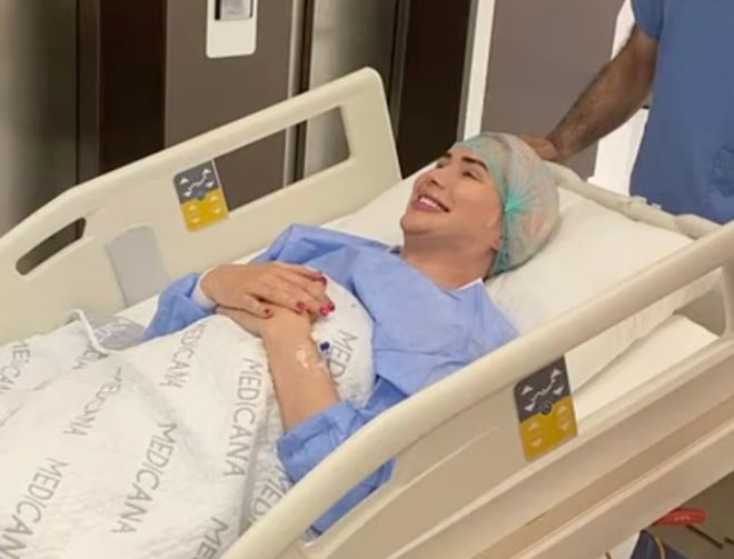 한국의 여성 아이돌 스타처럼 보이기 위해 무려 70만 달러를 쓰고 32차례의 성형 수술을 받은 영국 남성 올리 런던(35)이 과거 성형 수술을 받으러 가며 행복한 표정을 지속 있다. 데일리메일 제공