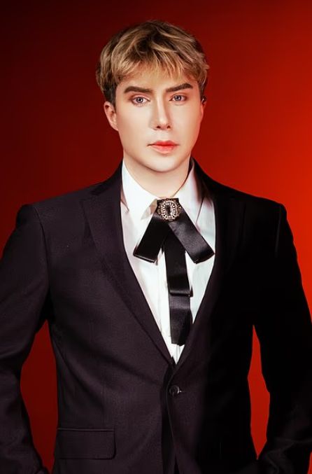 한국의 여성 아이돌 스타처럼 보이기 위해 무려 70만 달러를 쓰고 32차례의 성형 수술을 받은 영국 남성 올리 런던(35). 여성으로 성전환했다가 다시 남성으로 돌아온 이후의 모습. 데일리메일 제공