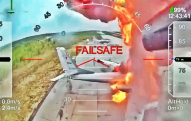 1일(현지시간) 우크라이나가 일인칭 시점(FPV) 드론을 동원, 러시아 공군기지 5곳을 상대로 개전 후 최대 규모의 공격을 감행했다. 사진은 러시아 북부 무르만스크주 올레냐 공군기지 공격 모습. 2025.6.1 텔레그램