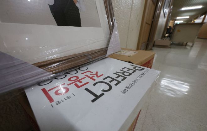 서울 시내 한 의과대학 강의실에 앞에 전공의 국가고시 관련 책이 놓여 있다. 연합뉴스