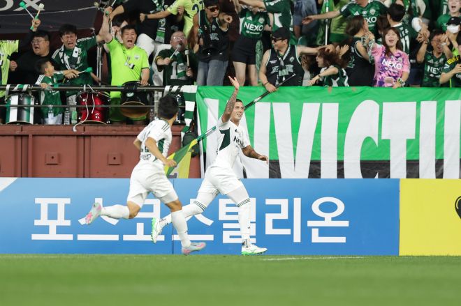 전북 현대 티아고가 19일 포항스틸야드에서 열린 2025 K리그1 22라운드 포항 스틸러스와의 원정 경기에서 득점한 뒤 세레머니하고 있다. K리그 제공