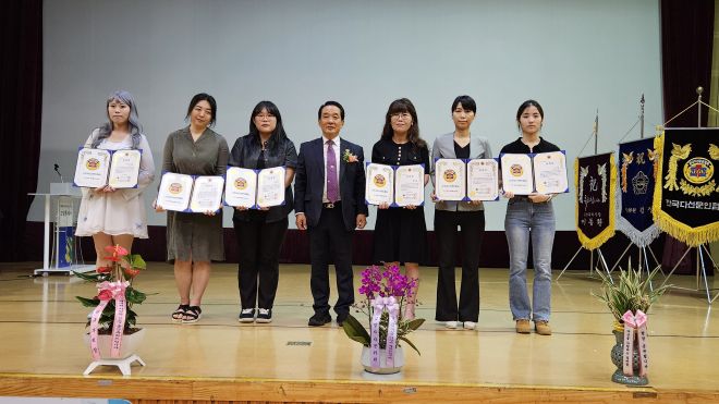 19일 고양 덕양구청에서  열린 광복80주년 기념 공모전 시상식에서 수상자들이 한국다선문인협회 김승호 회장(가운데)과 함께 기념사진을 찍고 있다.[사진 협회 제공]