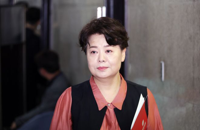 국민의힘 윤희숙 혁신위원장이 지난 17일 서울 여의도 국회 본관으로 들어서고 있다. 연합뉴스