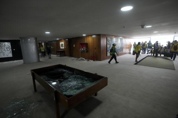 8일(현지시간) 브라질 브라질리아에 있는 의회 내에 자이르 보르소나우 전 대통령의 지지자들이 난입해 부순 시설물. 2023.1.8 브라질리아 AP 연합뉴스