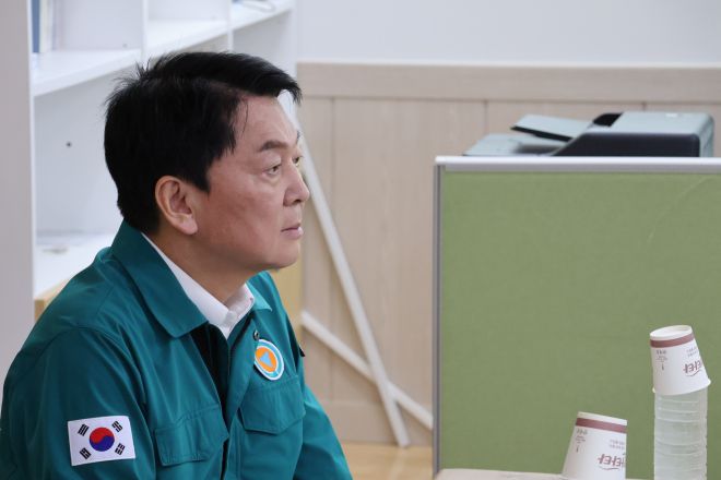 안철수 국민의힘 의원이 22일 충남 예산 수해 현장을 찾은 모습. 안철수 의원실 제공