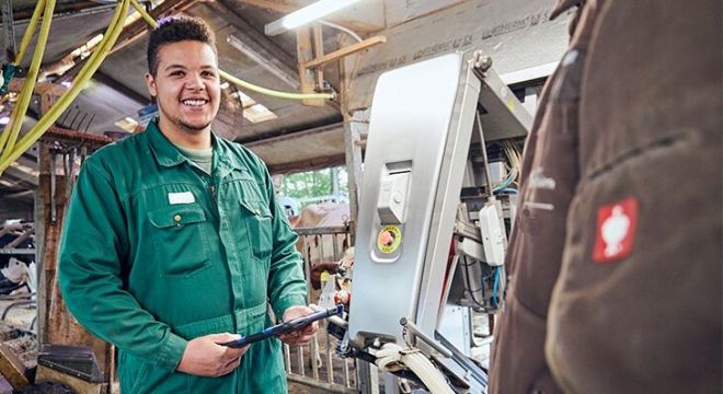 농업 분야 도제생이 착유 로봇을 사용하는 디지털 축사에서 농업인이 되는 훈련을 받는 모습. BIBB 제공
