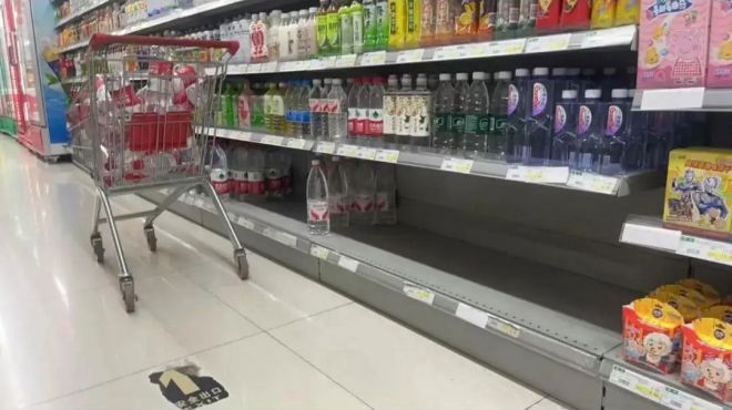 항저우 수돗물 악취 논란 이후, 대형마트 생수 매대만 텅 비어 있다. 출처=소후닷컴