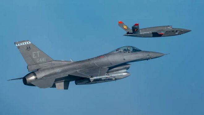 미 해병대 소속 XQ-58A ‘발키리’가 2023년 10월 플로리다주 에글린 공군기지 상공에서 미 공군 F-16 전투기와 함께 시험 비행을 실시하고 있다. 출처=미 공군