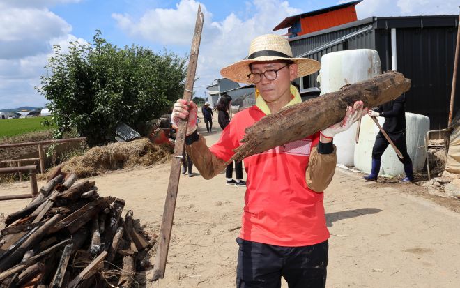 국민의힘 당대표 출마를 선언한 김문수 전 고용노동부 장관이 22일 오전 충남 예산군 삽교읍 수해 현장을 찾아 복구 작업을 하고 있다. 예산 연합뉴스