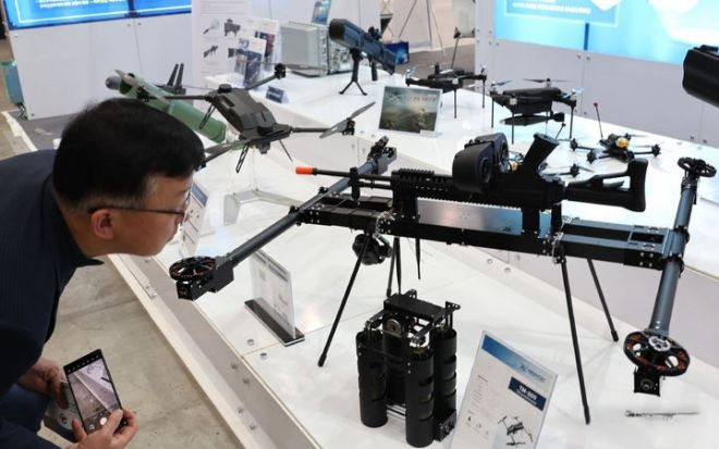 지난해 5월 인천에서 열린 대한민국 드론 박람회에서 한 관람객이 군사용 드론을 살펴보고 있다.(기사와 직접 관려 없습니다) 뉴시스