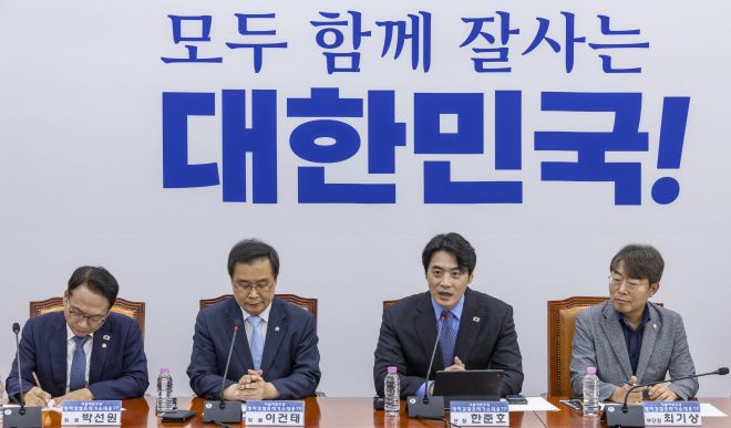 더불어민주당 정치검찰 조작 기소 대응 TF 2차 회의 - 더불어민주당 정치검찰 조작 기소 대응 태스크포스(TF) 단장인 한준호 최고위원이 23일 국회에서 열린 TF 2차 회의에서 발언하고 있다. 왼쪽부터 박선원·이건태 민주당 의원, 한 단장, 최기상 의원. 2025.7.23