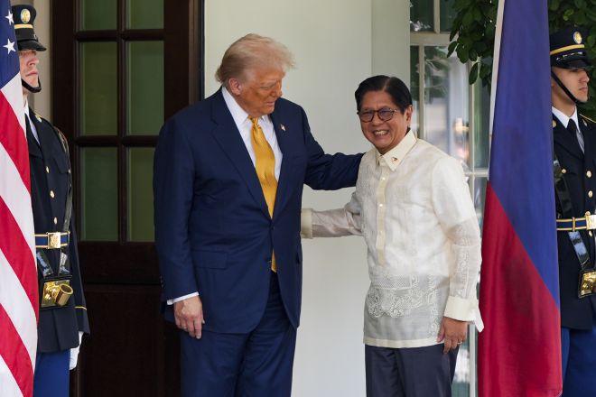 도널드 트럼프 미국 대통령이 22일(현지시간) 백악관에서 페르디난드 마르코스 주니어(오른쪽) 필리핀 대통령을 환영하고 있다. 워싱턴DC AP 연합뉴스
