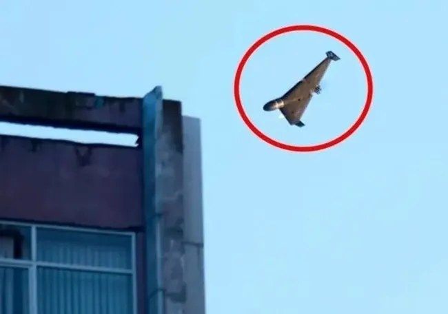 지난달 17일 러시아군이 발사한 드론이 우크라이나 키이우의 한 건물로 향하고 있다. AP 연합뉴스